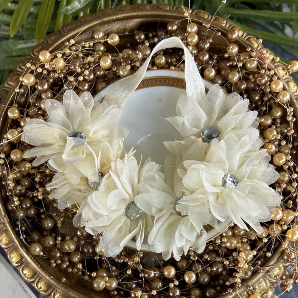 Cream Floral Hair Accessory - Picture 9 of 9